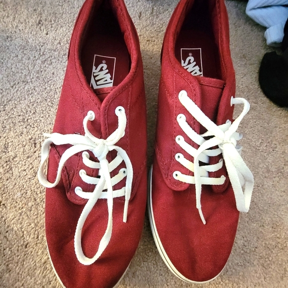 Maroon vans - Picture 1 of 1